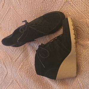 Black wedge boots
